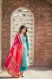 images 10 7 Contrasting Dupattas Trend In Indian Wear