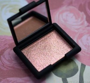 images 40 2 300x279 Rose Gold Makeup Makes You Shine All The Way