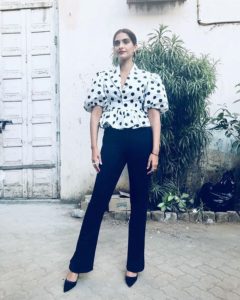 Sonam Kapoor 6804f21b 8bf9 4f0b 86f3 1e89ad3d9014 2048x2048 240x300 How Sonam Kapoor Dresses For Her Pear Shaped Figure | Tips And Tricks To Follow If You Have Pear Shaped Figure